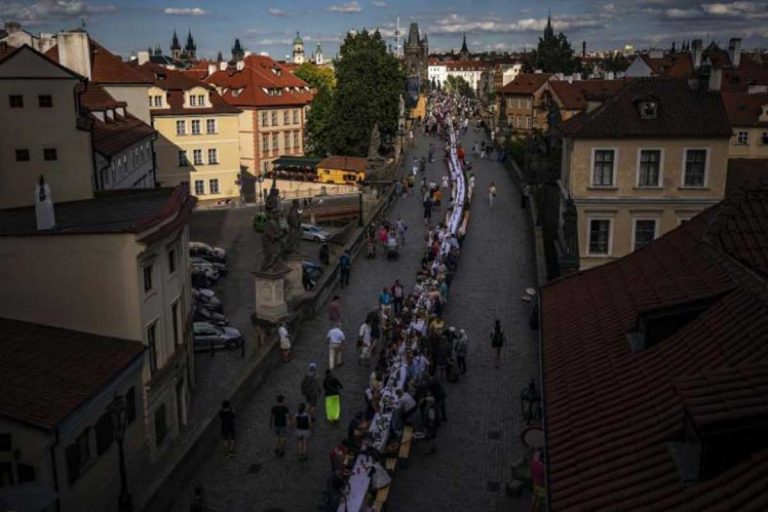 Cehii au sărbătorit măsurile de relaxare cu o uriașă petrecere organizată la Praga, la care au participat mii de oameni