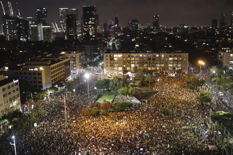 Mii de israelieni au protestat împotriva reacţiei guvernului la criza coronavirusului