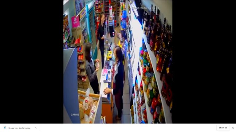 VIDEO | Vânzătoare pălmuită de o clientă pentru că îi ceruse să poarte masca