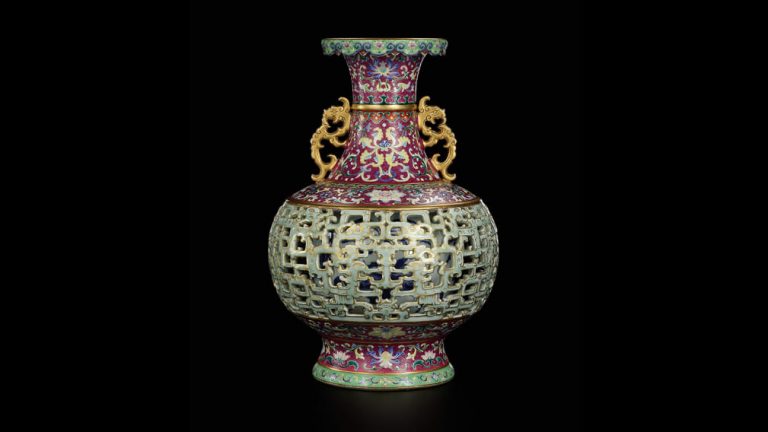 Un vas chinezesc cumpărat cu 56 de dolari, vândut de Sotheby’s cu 9 milioane