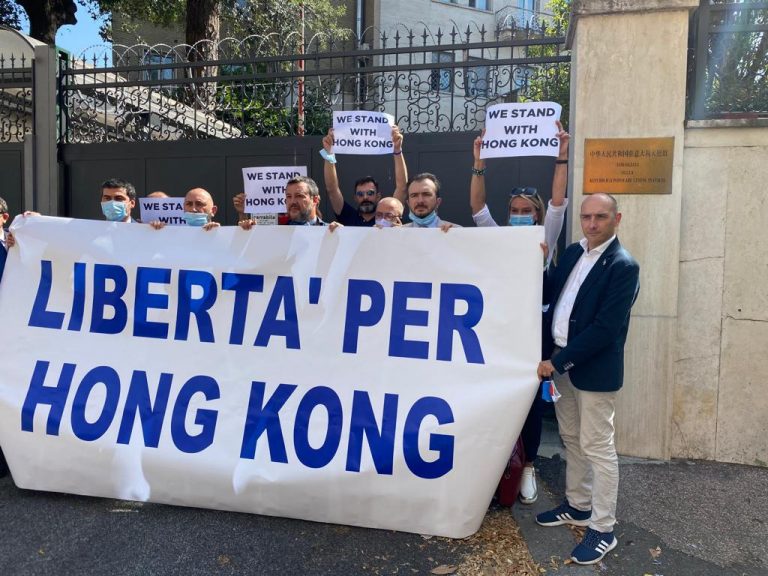 Ambasada Chinei din Italia, iritată de un flash mob pentru apărarea Hong Kongului organizat de partidul Liga. Salvini: „Nu mă tem de niciun diplomat”