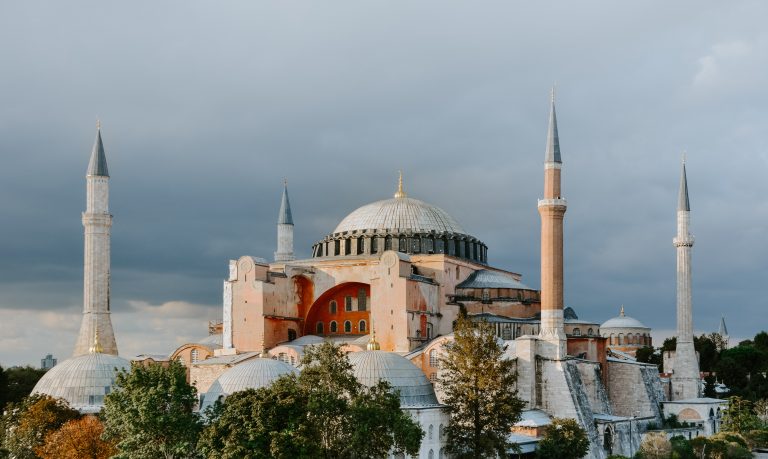 Moschee veche de 500 de ani din Grecia, atacată cu pietre ca „răzbunare” față de transformarea Sfintei Sofia în moschee / Putin, nemulțumit de mutarea lui Erdogan