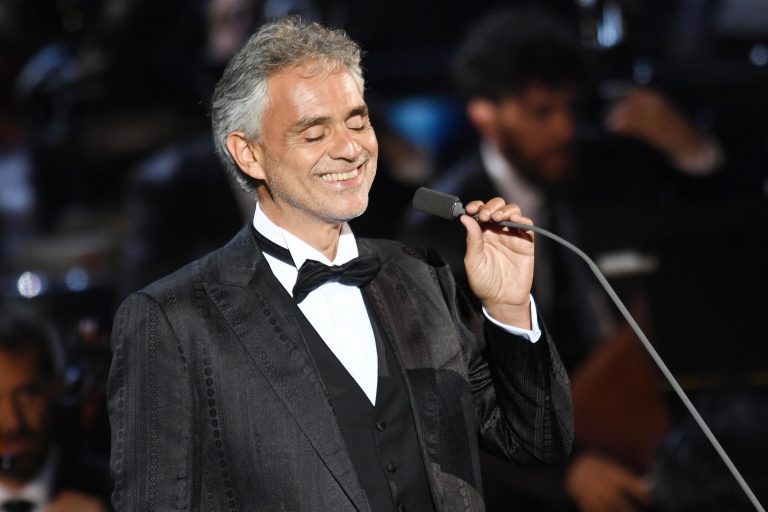 Tenorul Andrea Bocelli și-a cerut scuze pentru declarațiile controversate despre COVID, după ce i-a îndemnat pe oameni să nu respecte restricțiile