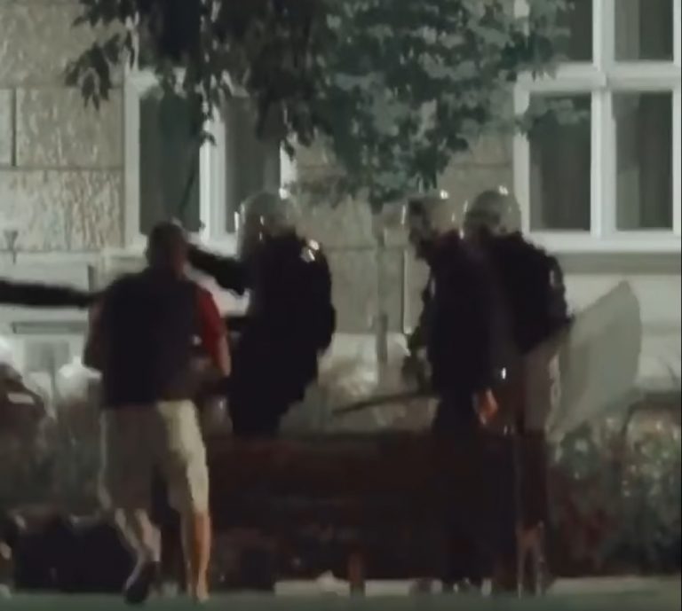 VIDEO. Momentul înspăimântător când scutierii sârbi se năpustesc cu bastoanele asupra unor tineri în Belgrad