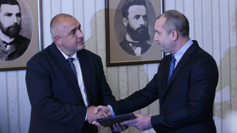 Scandalul Radev-Borisov escaladează. Preşedintele Bulgariei cere demisia guvernului, pe care îl numeşte „mafiot”