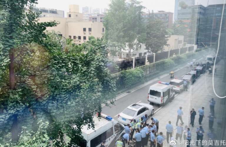 VIDEO | „Suntem dezamăgiţi de decizia Partidului Comunist”. Corpul diplomatic american, huiduit de localnici când a părăsit consulatul din Chengdu