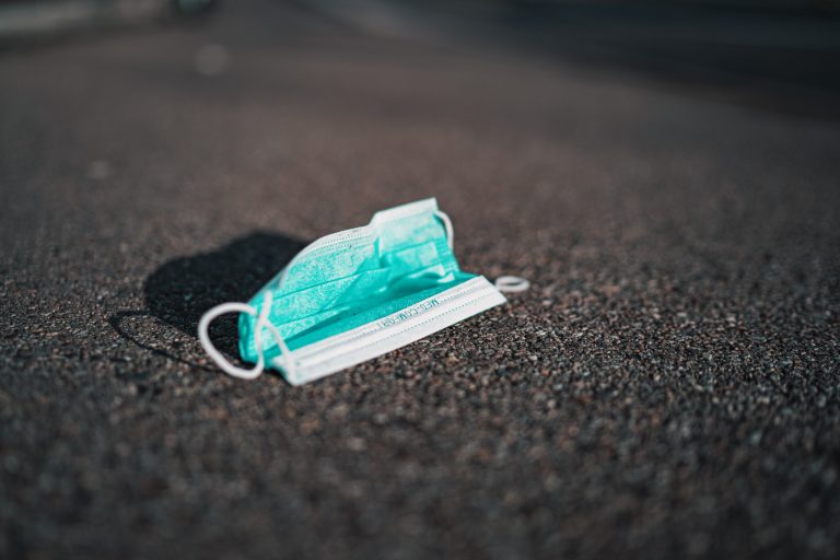Incident armat în Canada. Totul a pornit de la refuzul unui bătrân de a purta masca într-un magazin alimentar