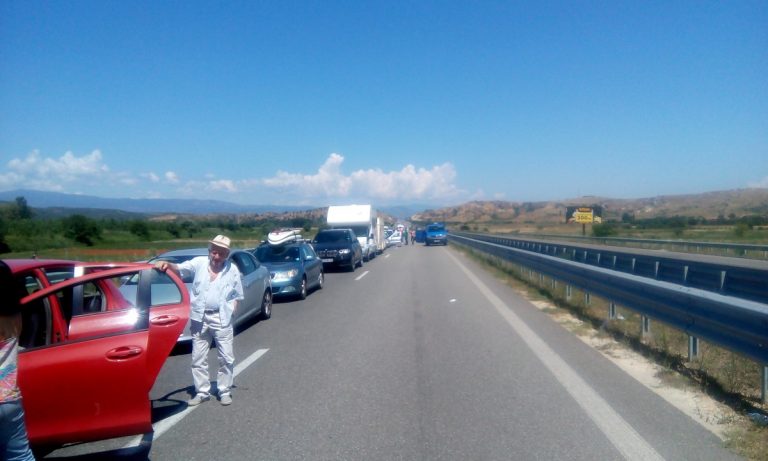 Coadă de 12 kilometri la granița între Bulgaria și Grecia. Se așteaptă șase ore. Plictisiți, românii au încins o horă