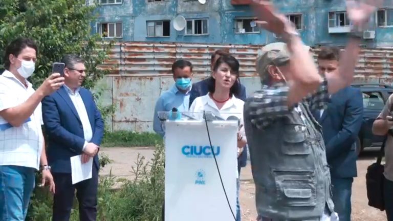 VIDEO | Conferința Violetei Alexandru, întreruptă de un pensionar: bătrânul și-a dat jos masca și i-a urlat în față. Reacție: ”PSD foloseşte oamenii”