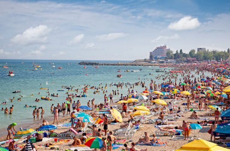 VIDEO | Cum arată plaja de la Costinești în ziua în care s-au înregistrat aproape 1300 de noi cazuri de COVID-19