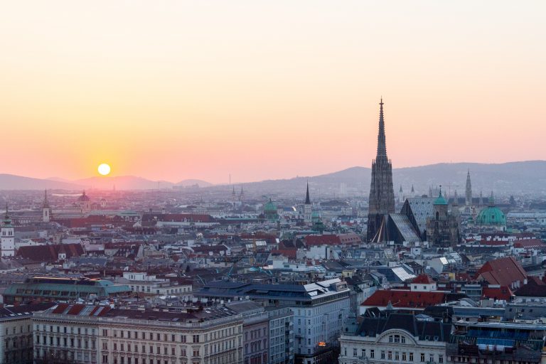 Cursele aeriene directe din România în Austria, interzise începând de joi
