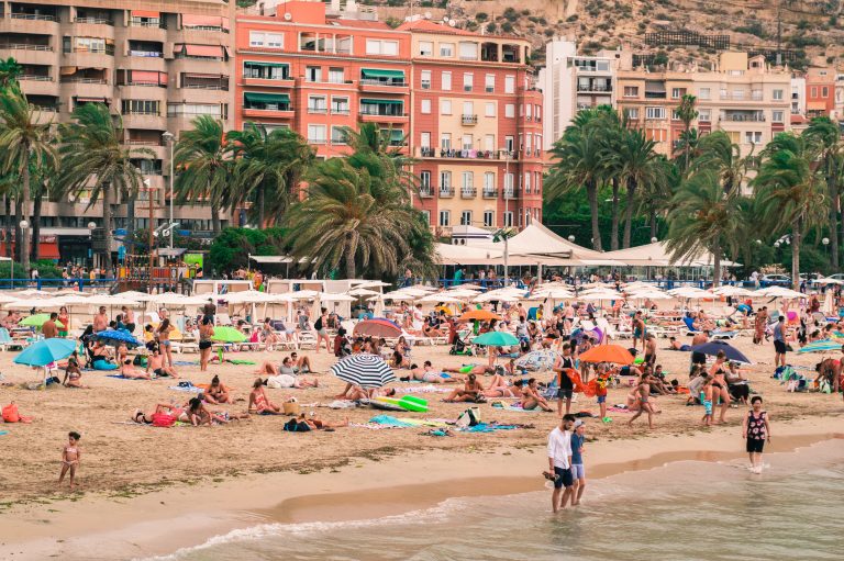 Furie în rândul turiștilor britanici întorși din Spania pentru că sunt plasaţi în carantină timp de 14 zile