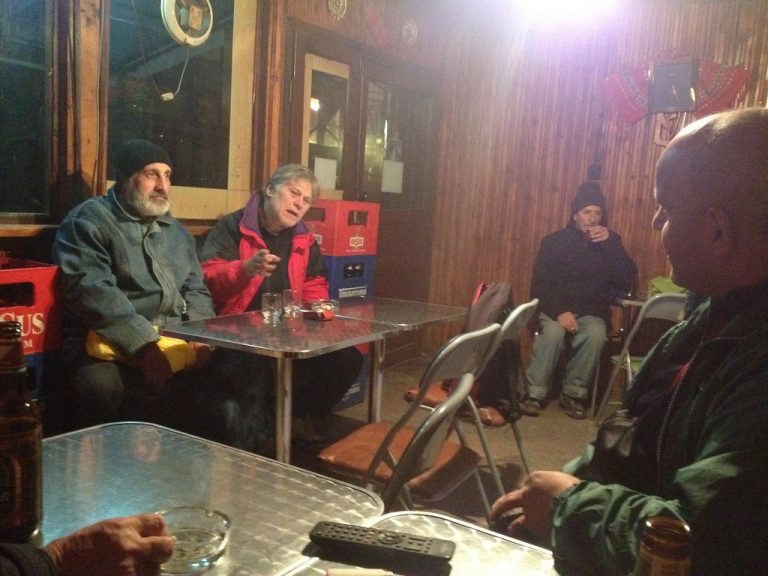 Cele mai ciudate teorii ale conspirației despre COVID, discutate în cârcumi: Bagă în tratament cipul și ești controlat! Se dă bani! S-a băgat și la VIP-uri
