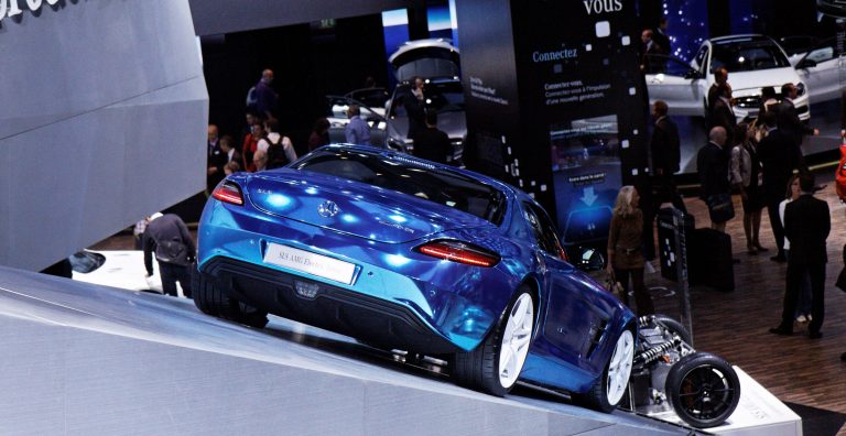 Cursa nebună pentru a ține pasul cu Tesla. Efortul fără precedent al giganților auto germani de a împânzi Europa cu mașini electrice și stații de încărcare