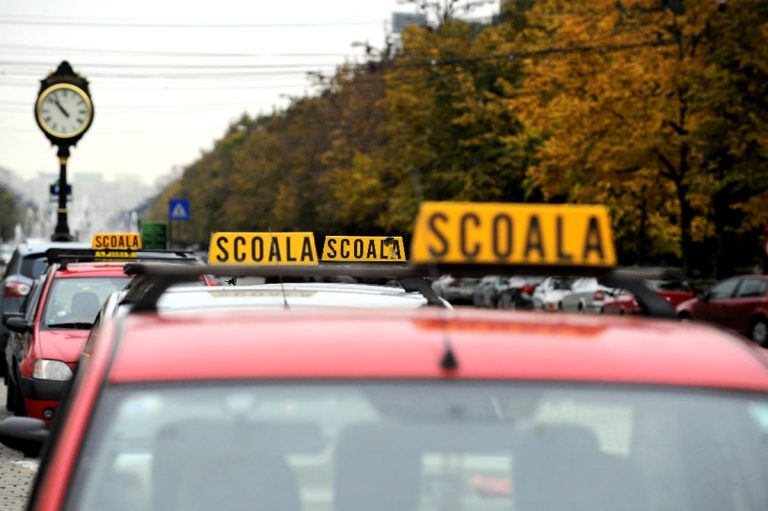 Teleorman | Instructor auto prins în flagrant când primea mită pentru obținerea unui permis de conducere