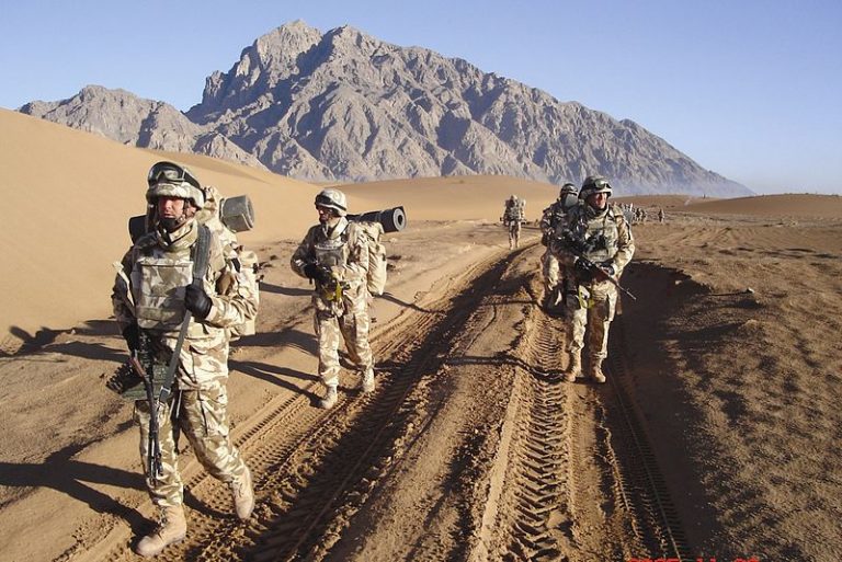 Militarii români din Afganistan s-ar fi putut număra printre țintele talibanilor plătiți de Rusia