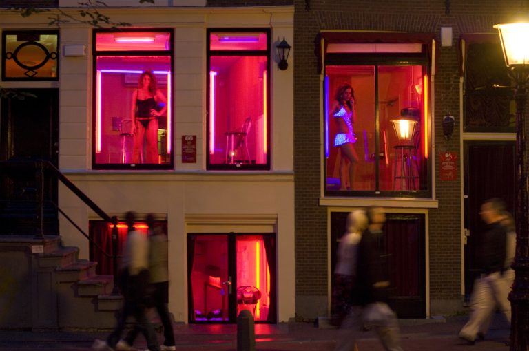 Felicia Anna, o româncă de 34 de ani, șefa sindicatului prostituatelor din Amsterdam: Ne-am descurcat cu boli mai mari decât Covid-19