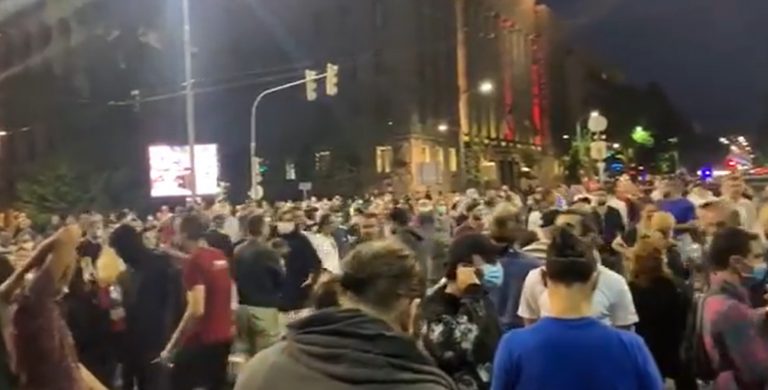 VIDEO. Furie pe străzile din Belgrad, după ce președintele Vucic a anunțat că va impune restricții în perioada 10-13 iulie, din cauza creşterii numărului cazurilor de COVID-19