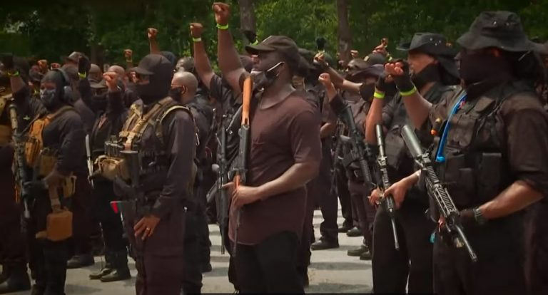 VIDEO | Protest cu arma la picior și veste antiglonț, făcut de sute de afro-americani la un monument al supremaţiei albe