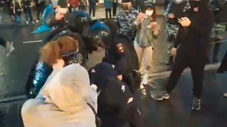 VIDEO | Arestări în masă la Moscova, printre criticii referendumului de prelungire a domniei lui Putin