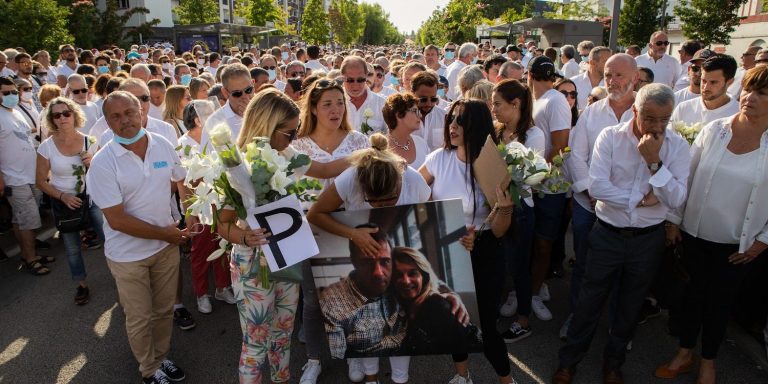 Un șofer francez de autobuz, bătut de pasagerii cărora le-a cerut să poarte mască, a murit. Mii de localnici au participat la un marș în memoria sa