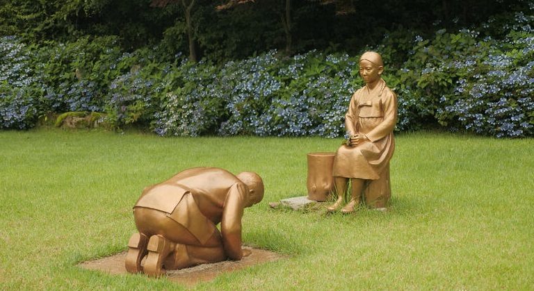 Furie în Japonia din cauza unei statui cu premierul Shinzo Abe îngenuncheat în fața unei „femei pentru confort”. Aluzie la sclavia sexuală a coreencelor în Al Doilea Război Mondial