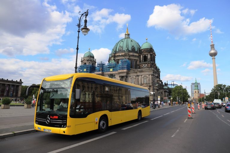 Campanie inedită în mijloacele de transport în comun dintr-o capitală europeană: Nu vă mai dați cu deodorant! Poate așa vă puneți masca!