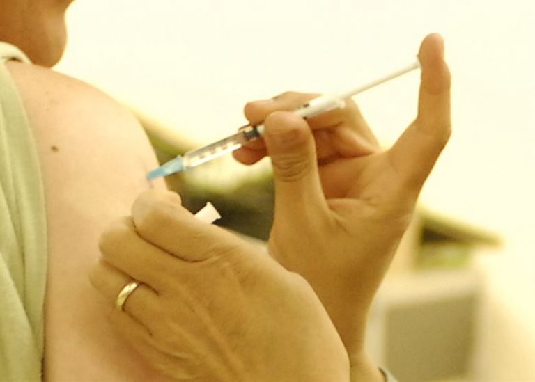 Le Figaro: De ce apare un al cincilea val în Franța dacă marea majoritate a populației este vaccinată?