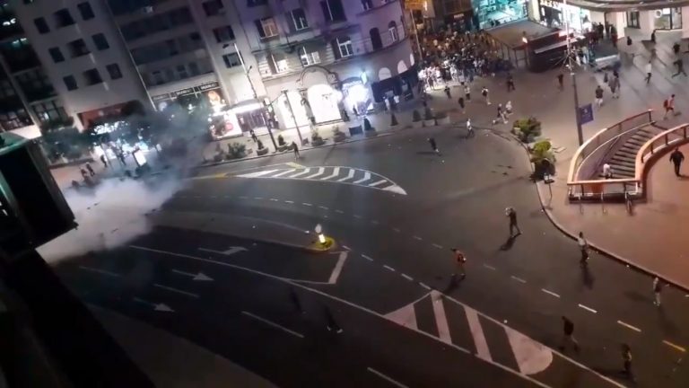 VIDEO | Gaze lacrimogene și răniți în a doua seară de proteste violente anti-carantină, la Belgrad şi Novi Sad