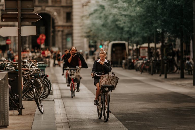 Bloomberg: Pandemia accelerează tranziția de la automobile la biciclete pe străzile Europei