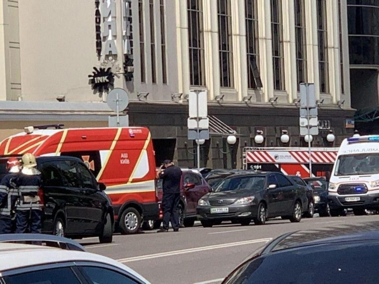 VIDEO | Un bărbat care susţine că are o bombă în rucsac s-a baricadat într-o bancă din Kiev, împreună cu directoarea sucursalei