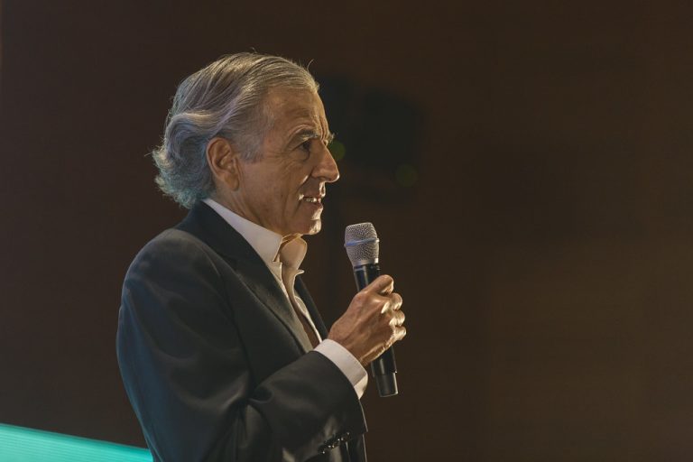 Filozoful Bernard-Henri Lévy: „Sănătatea este o problemă serioasă. A fost greșit să o lăsăm doar pe mâna medicilor”