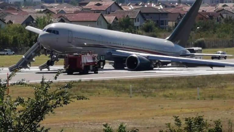 VIDEO. Boeing 767 carrying U.S. soldiers suffers gear collapse on landing at Bucharest. No injuries reported