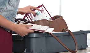 O femeie a fost oprită pe aeroportul din Munchen, după ce în bagaje i-a fost găsită o cutie cu oasele soțului