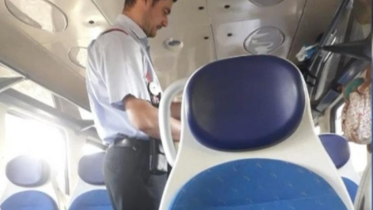 Sindicatele din transportul feroviar şi spitalele CFR protestează azi în faţa mai multor instituţii din Capitală