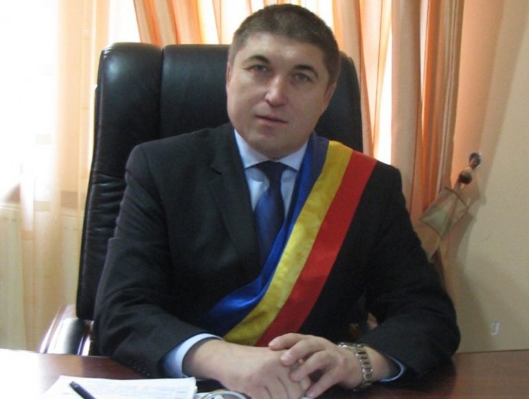 Primarul-magician care apare în afișe și cu șefa PSD și cu șeful PNL: Am discutat cu amble tabere