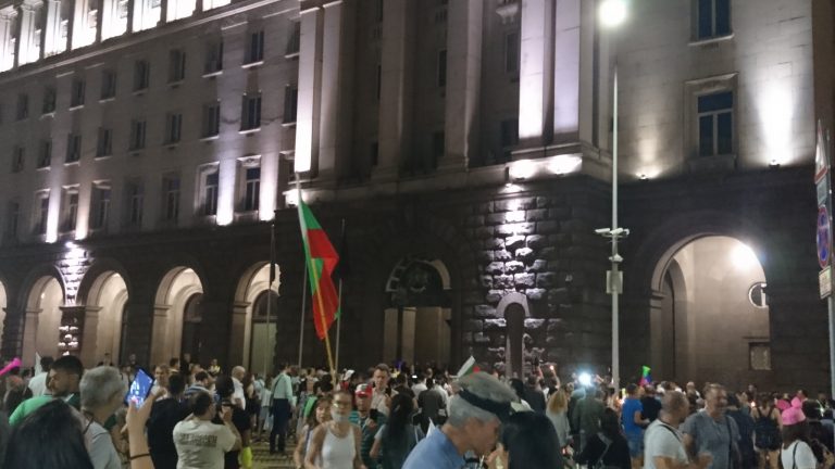 Protestele din Bulgaria, ziua 48: Pește aruncat în clădirea Consiliului de Miniștri. „Borisov, să nu aluneci când mergi la serviciu”