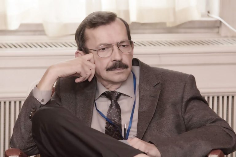 De ce se infectează cu coronavirus persoane care au reuşit să evite boala timp de doi ani şi s-au vaccinat