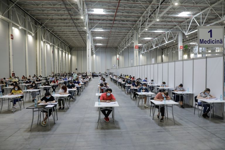 Examenele naţionale vor avea loc cu prezenţă fizică. Tematica va fi adaptată