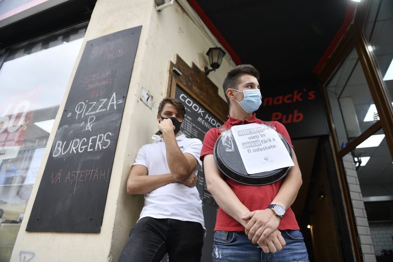 Iohannis: Restaurantele, cinematografele și teatrele se vor putea redeschide la 1 septembrie, în condiții speciale