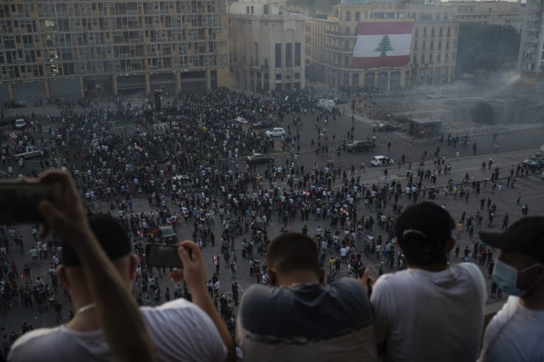 VIDEO | Proteste și lupte de stradă violente la Beirut, împotriva clasei politice, după explozia devastatoare de marți