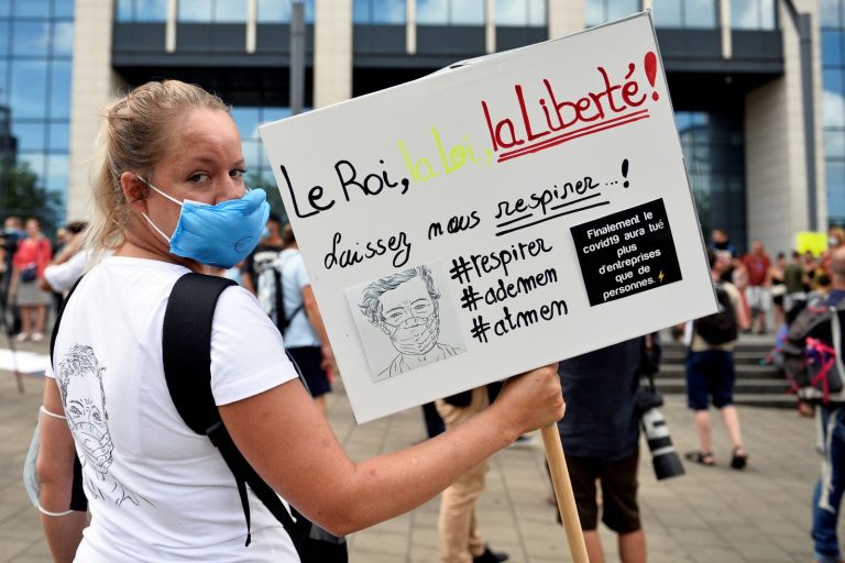 Manifestaţie la Bruxelles împotriva restricţiilor antiepidemice. Protestatarii acuză autorităţile şi experţii că se află în solda industriei farmaceutice