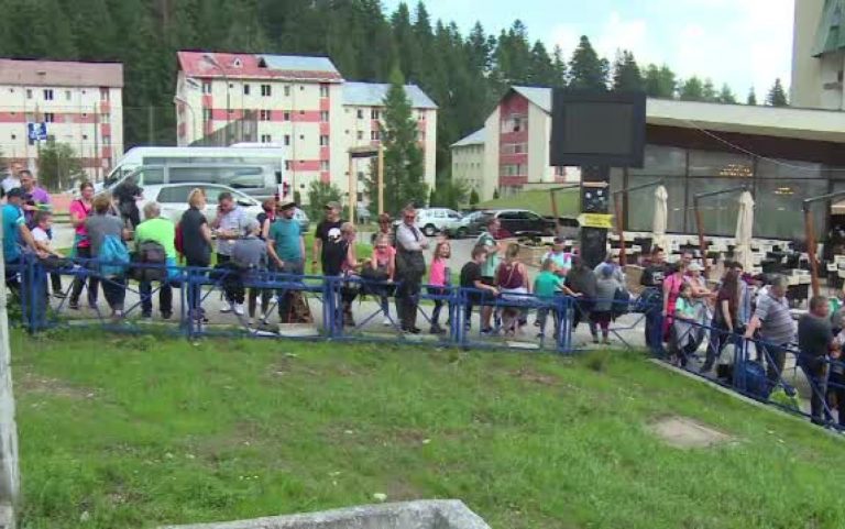 Număr crescut de cazuri noi de Covid-19 în județele turistice, înainte de weekend