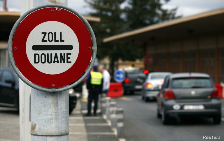 Germania prelungeşte controalele la graniţa cu Austria din cauza creşterii numărului de migranţi şi critică Serbia