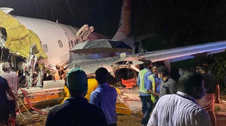 VIDEO | Accident aviatic în India: un avion cu 191 de persoane la bord s-a rupt în două la aterizare. Cel puțin 16 morți și 15 răniți grav