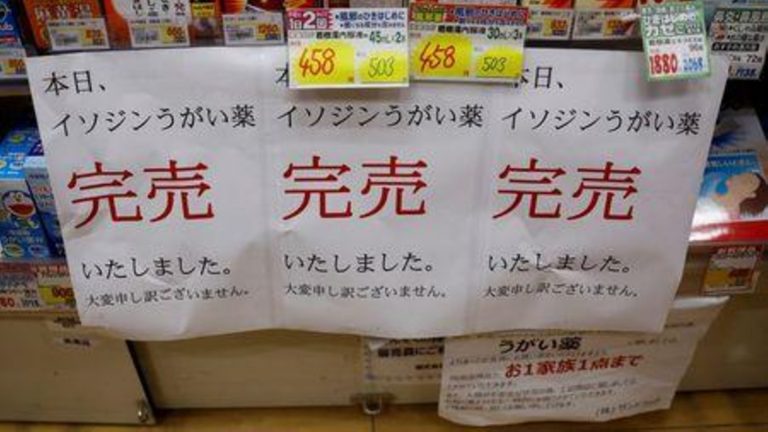 Japonezii au golit rafturile farmaciilor de apă de gură, după ce un oficial a afirmat că ar putea combate coronavirusul