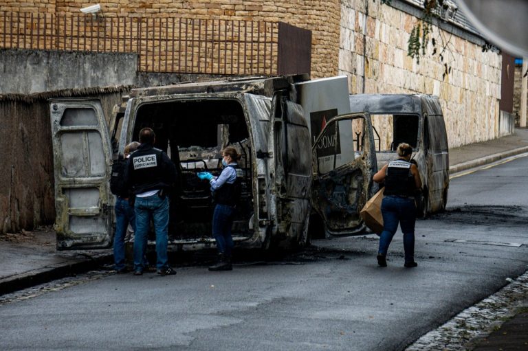 Jaf de 9 milioane de euro dintr-o camionetă blindată. În final, bandiții au dat foc mașinilor cu care fugiseră