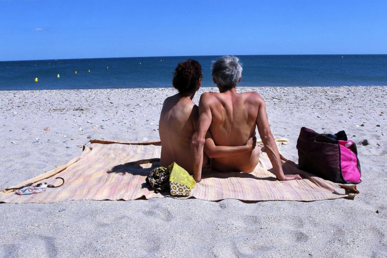 VIDEO | Cap d Agde, „Orașul Dezbrăcat” din Franța, unde oamenii merg fără haine chiar și la restaurante, focar de Covid-19