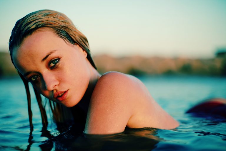 Ministrul de Interne din Franța apară dreptul femeilor de-a face plajă topless, după un scandal în care au fost implicați doi polițiști