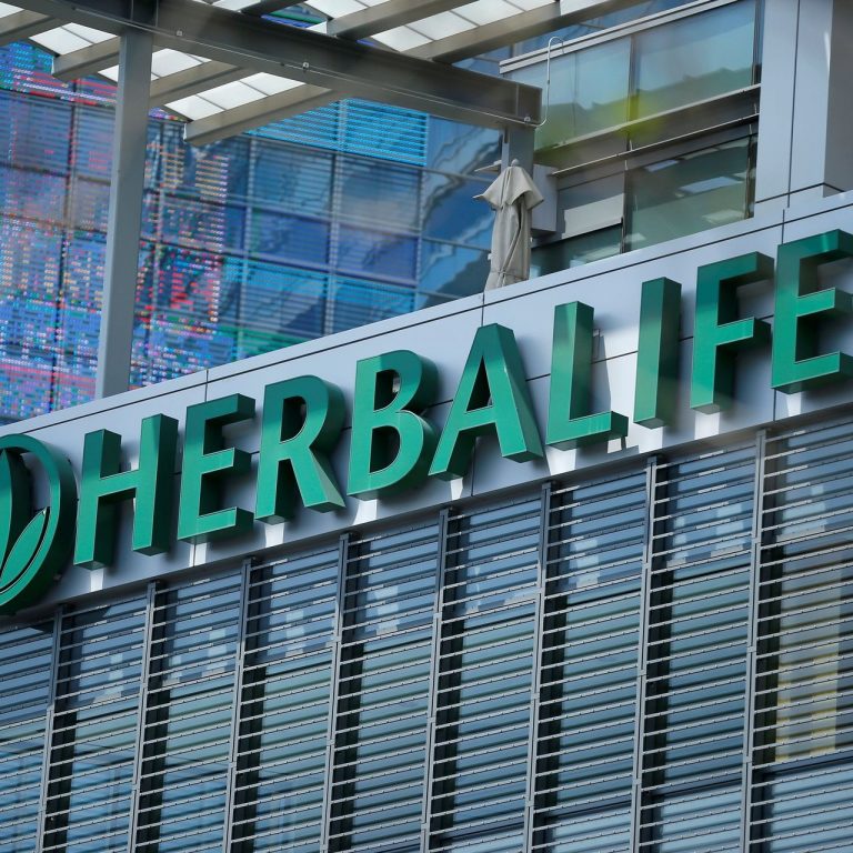 Firma Herbalife, prezentă și în România, plătește 123 de milioane de dolari în SUA, ca să scape de acuzaţiile de dare de mită